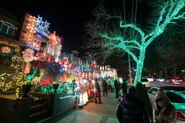 Дома в рождественских декорациях в Нью-Йорке - Sputnik Узбекистан