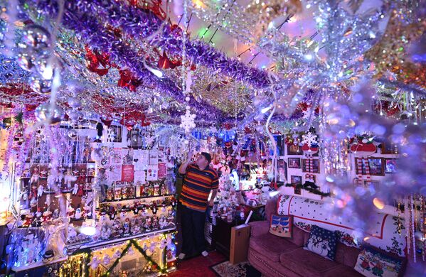 Дом в рождественских декорациях в Северной Англии  - Sputnik Узбекистан