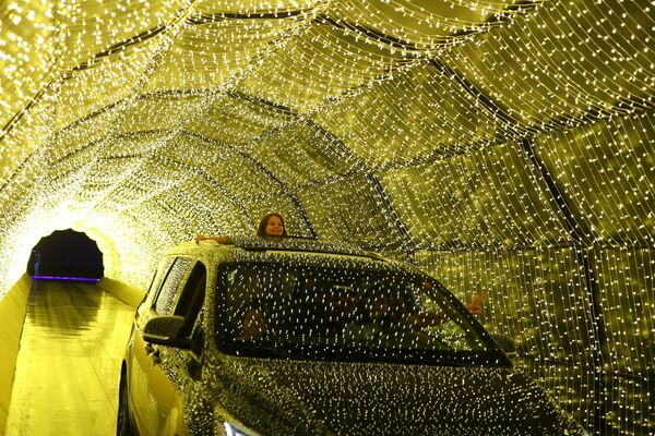 Девочка в машине на рождественском фестивале света в Бразилии  - Sputnik Узбекистан