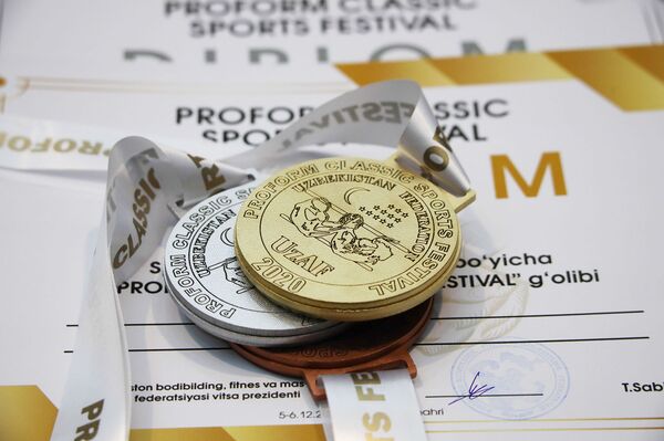 Загорелые и сильные: итоги Кубка Узбекистана по бодибилдингу и фитнесу - фото - Sputnik Узбекистан