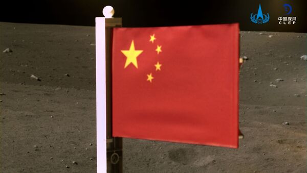 Gosudarstvenniy flag Kitaya ustanovlen na Lune - Sputnik O‘zbekiston