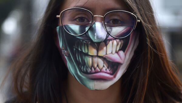 Женщина в цветной защитной маске в Боготе, Колумбия  - Sputnik Узбекистан