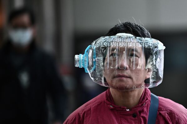 Женщина с пластиковой бутылкой вместо маски на пешеходном мосту в Гонконге - Sputnik Узбекистан