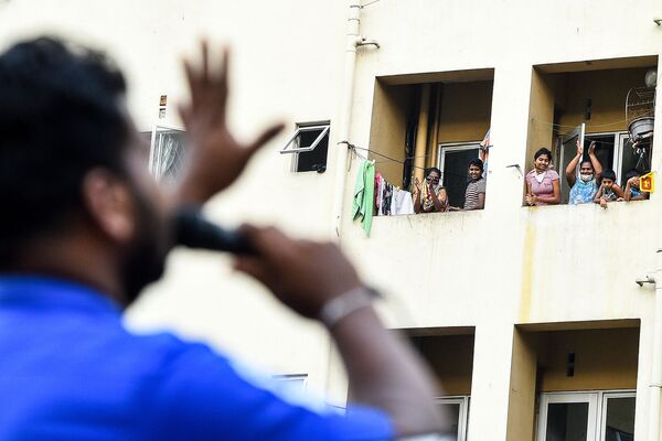 Жители Коломбо во время самоизоляции смотрят с балконов концерт группы, созданной военно-морскими силами Шри-Ланки - Sputnik Узбекистан