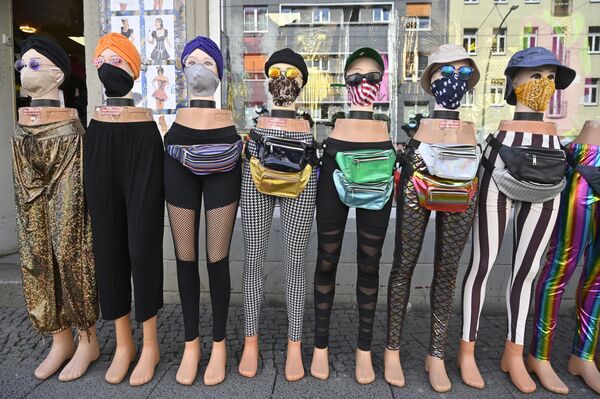 Манекены в лосинах и защитных масках перед магазином одежды в Берлине, Германия - Sputnik Узбекистан