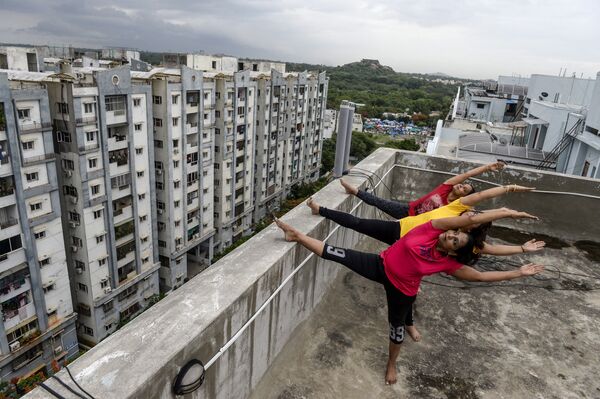 Инструкторы йоги из Anahata Yoga Zone на террасе в Хайдарабаде, Индия  - Sputnik Узбекистан