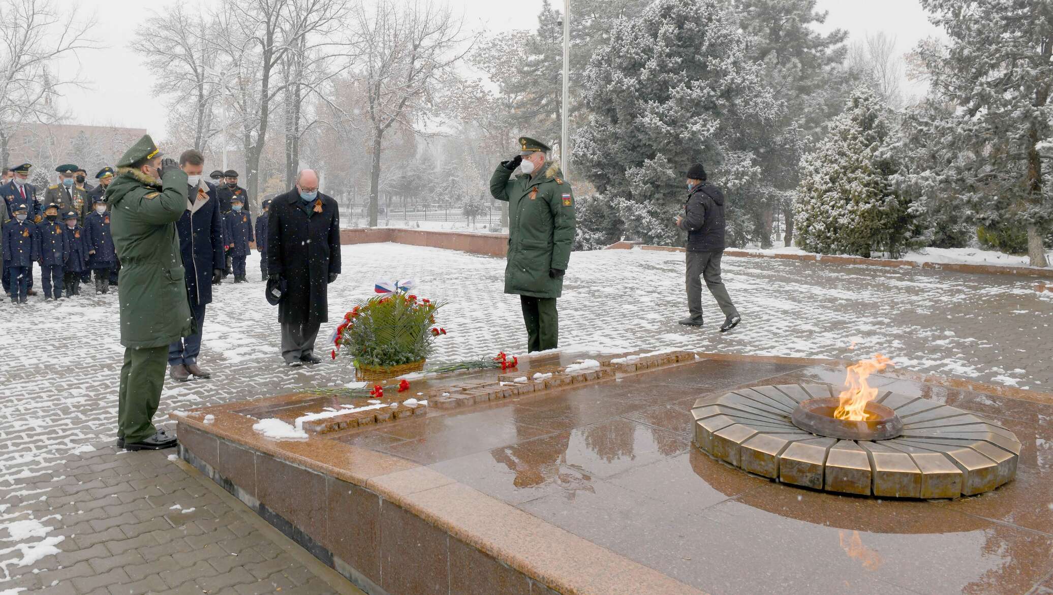 Почтить память героев. Вечный огонь Ташкент. Вечный огонь в Ташкенте фото. Кладбище Домбрабад в Ташкенте. Волгоградское кладбище в Ташкенте.