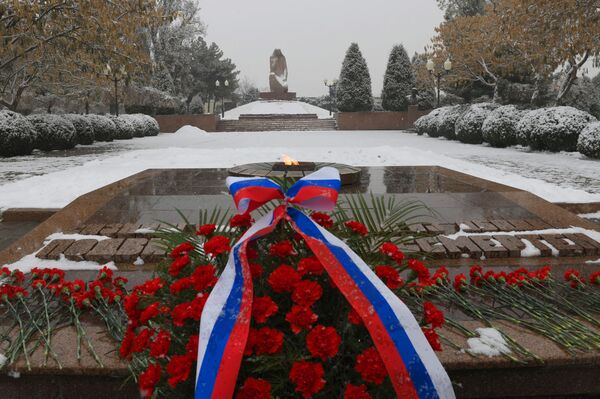 В Ташкенте почтили память Героев Отечества - Sputnik Узбекистан