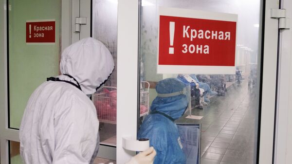 Медицинские сотрудники входят в красную зону городской клинической больницы - Sputnik Ўзбекистон