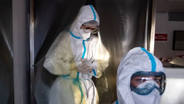 Медицинские работники в санитарном шлюзе городской клинической больнице - Sputnik Ўзбекистон