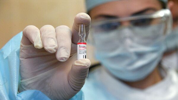 Медицинский работник минской поликлиники проводит вакцинацию добровольцев от COVID-19 российским препаратом Спутник V - Sputnik Узбекистан