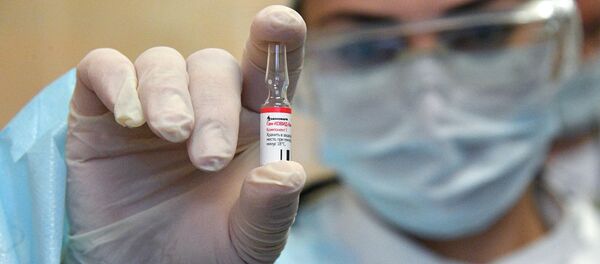 Медицинский работник минской поликлиники проводит вакцинацию добровольцев от COVID-19 российским препаратом Спутник V - Sputnik Узбекистан
