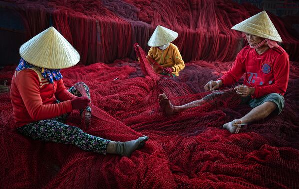 Snimok Red Net Mending vyetnamskogo fotografa Ly Hoang Long, voshedshiy v shortlist kategorii People konkursa 2020 Earth Photo - Sputnik O‘zbekiston
