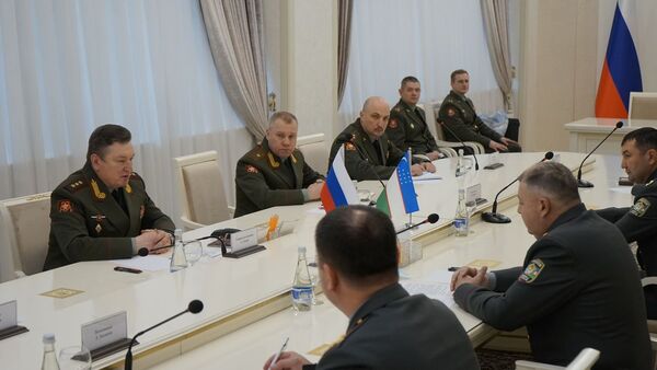 Командующий ЦВО генерал-полковник Александр Лапин на переговорах с главой Генштаба Узбекистана - Sputnik Узбекистан