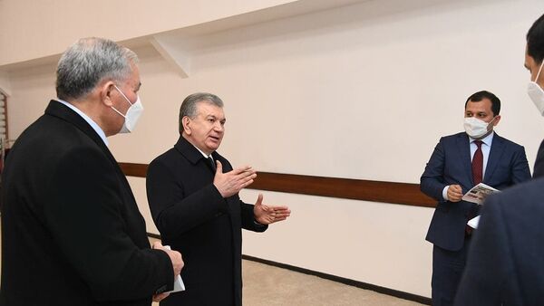 Prezident Uzbekistana Shavkat Mirziyoyev posetil predpriyatiye Yantex Invest v Yangiarыkskom rayone Xorezmskoy oblasti. - Sputnik Oʻzbekiston