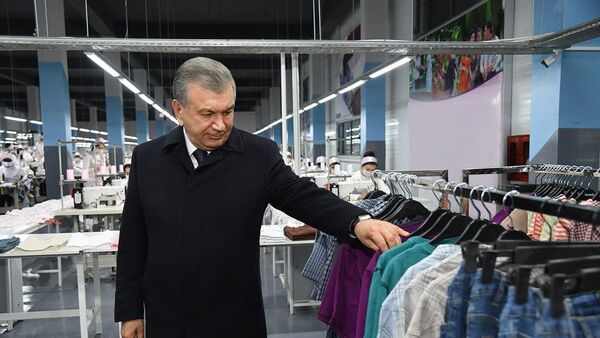 Мирзиёев посетил текстильную фабрику в технопарке Ургенч - Sputnik Узбекистан