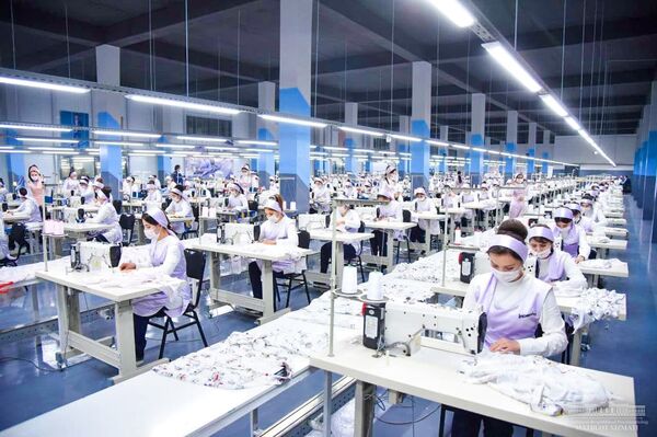 Мирзиёев посетил текстильную фабрику в технопарке Ургенч Мирзиёев посетил текстильную фабрику в технопарке Ургенч - Sputnik Узбекистан