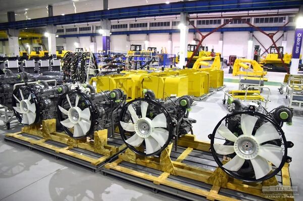 Шавкат Мирзиёев осмотрел завод UzXCMG в Ургенче Шавкат Мирзиёев осмотрел завод UzXCMG в Ургенче - Sputnik Узбекистан