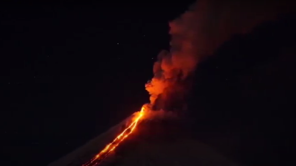 Ognedыshaщiy drakon: na Kamchatke prosnulsya samыy bolshoy vulkan v Yevrazii - Sputnik Oʻzbekiston