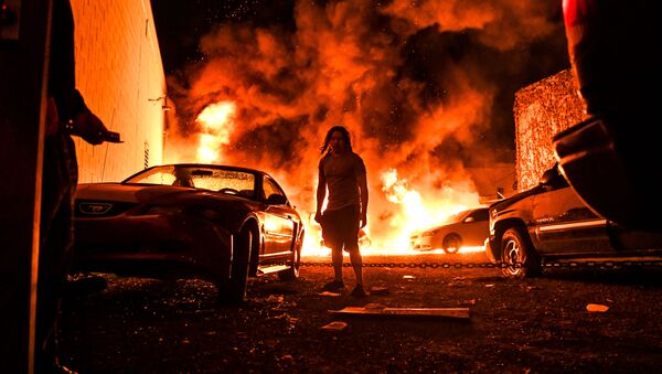 Горящие автомобили на фоне беспорядков, произошедших после смерти Джорджа Флойда от рук полицейских в Миннеаполисе, США  - Sputnik Узбекистан