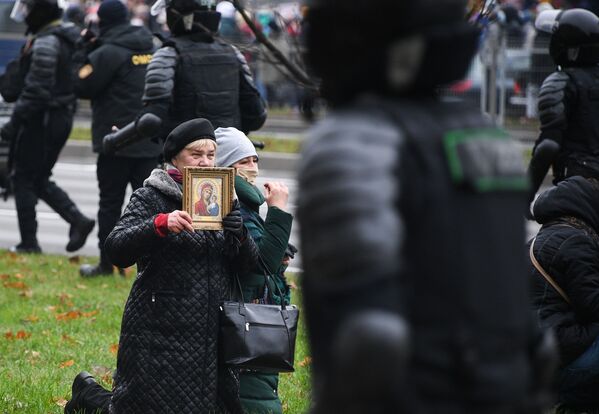 Сторонники оппозиции во время акции протеста в Минске - Sputnik Узбекистан