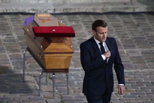 Президент Франции Эммануэль Макрон отдает дань уважения у гроба учителя Самюэля Пати, убитого и обезглавленного в результате исламистского нападения  - Sputnik Узбекистан