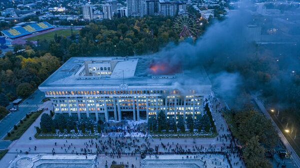 Горящее здание Белого дома в Бишкеке в результате протестов против результатов выборов, октябрь 2020 года - Sputnik Узбекистан