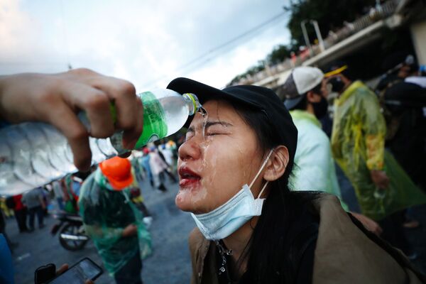 Участница антиправительственного митинга возле парламента в Бангкоке, Таиланд - Sputnik Узбекистан