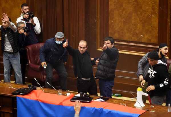 Участники акции протеста в одном из залов в здании захваченного парламента Армении в Ереване, 10 ноября 2020 года - Sputnik Узбекистан