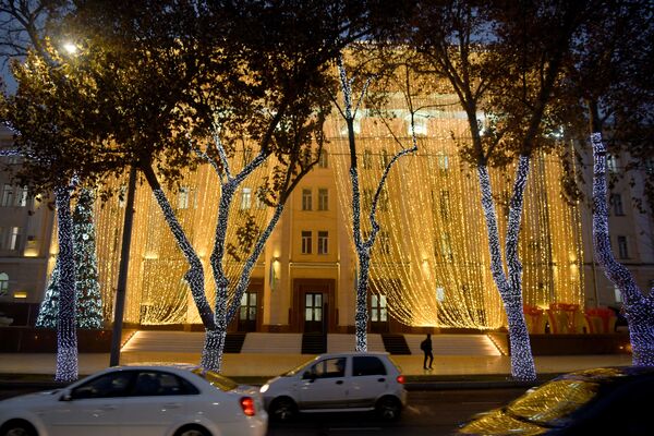 Агентство информации и массовых коммуникаций в новогодней иллюминации - Sputnik Узбекистан