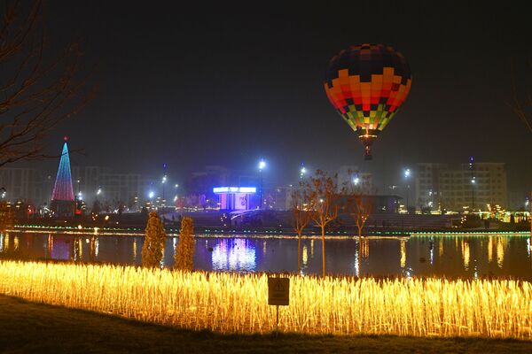 Елка и воздушный шар в Ташкент-сити - Sputnik Узбекистан