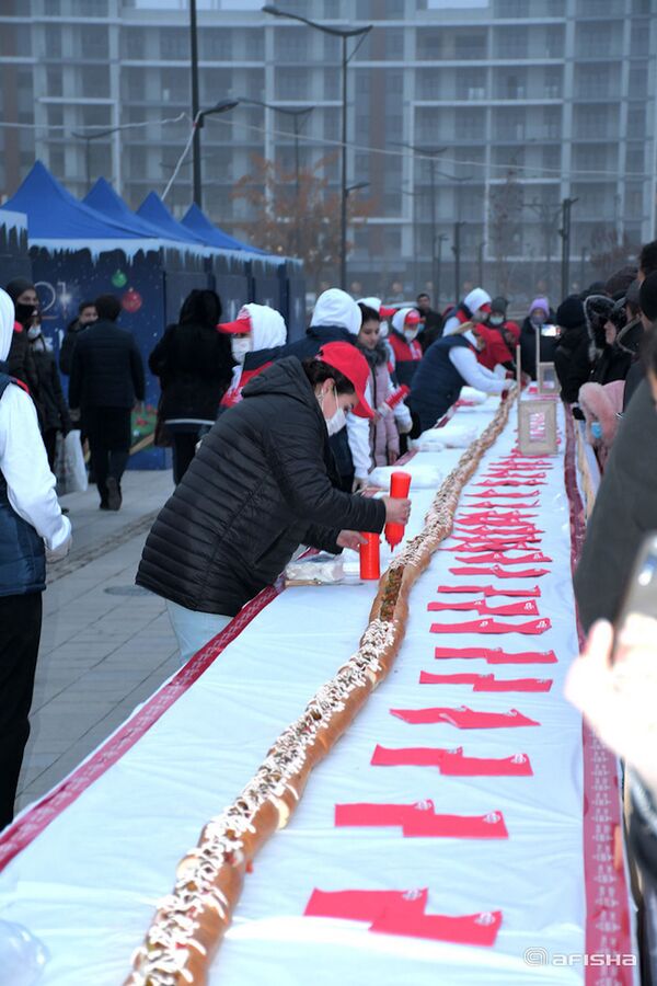 В Ташкенте приготовили гигантский хот-дог - фото - Sputnik Узбекистан