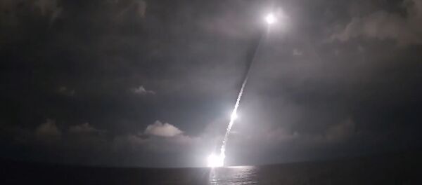 Залп четырьмя баллистическими ракетами Булава с борта новейшей подлодки Владимир Мономах - Sputnik Узбекистан