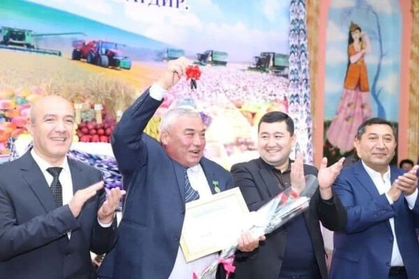 Предновогодний сюрприз: за что главе фермы подарили автомобиль Нексия-3 - Sputnik Узбекистан