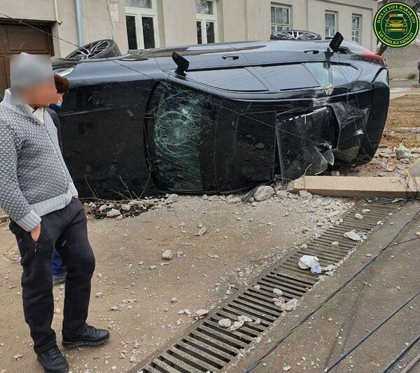 В Ташкенте на глазах у людей перевернулся BMW X5 - фото В Ташкенте на глазах у людей перевернулся BMW X5 - фото - Sputnik Узбекистан
