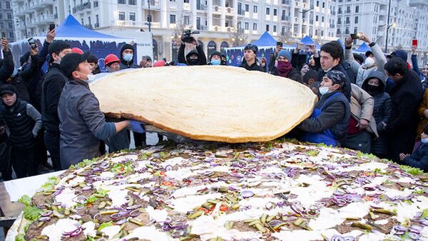 Десятки котлет: в Ташкенте приготовили гигантский бургер - фото - Sputnik Узбекистан