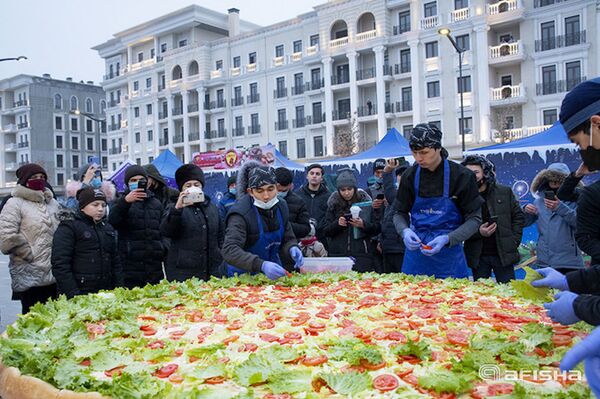 Десятки котлет: в Ташкенте приготовили гигантский бургер - фото Десятки котлет: в Ташкенте приготовили гигантский бургер - фото - Sputnik Узбекистан