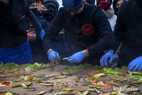 Десятки котлет: в Ташкенте приготовили гигантский бургер - фото Десятки котлет: в Ташкенте приготовили гигантский бургер - фото - Sputnik Узбекистан