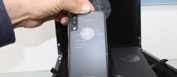 Национальные мелодии и герб: как выглядит новый смартфон Узбекистон - Sputnik Узбекистан