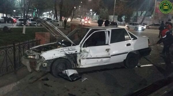 В Ташкенте Mercedes G 63 AMG врезался в Nexia - фото - Sputnik Узбекистан