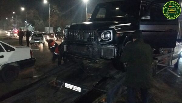В Ташкенте Mercedes G 63 AMG врезался в Nexia - фото - Sputnik Узбекистан