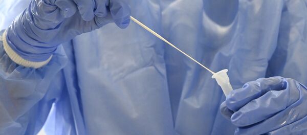 Взятие анализа на выявление коронавирусной инфекции Взятие анализа на выявление коронавирусной инфекции - Sputnik Узбекистан