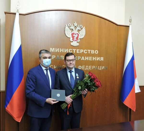 Министру здравоохранения РФ вручили нагрудный знак Мехр саховат Министру здравоохранения РФ вручили нагрудный знак Мехр саховат - Sputnik Узбекистан