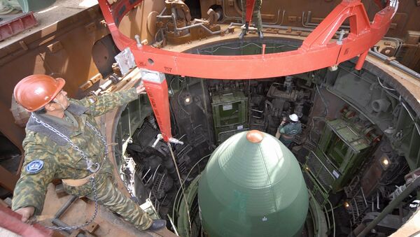 Подготовка шахтной пусковой установки для запуска конверсионной ракеты РС-20 Днепр на космодроме Байконур - Sputnik Узбекистан