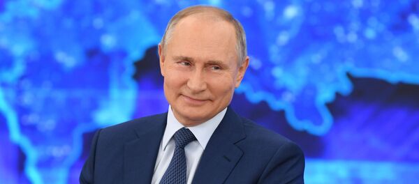 Президент России Владимир Путин проводит ежегодную пресс-конференцию - Sputnik Узбекистан