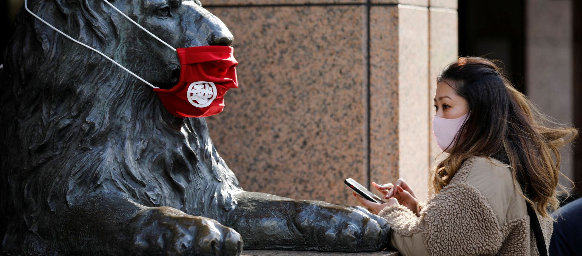 Женщина в защитной маске перед статуей в Токио  - Sputnik Ўзбекистон, 1920, 27.12.2020