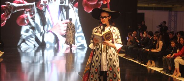 От денима до исторического костюма – новый взгляд на узбекскую национальную одежду - Sputnik Узбекистан