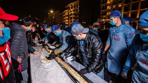 Нас не догонят: в Ташкенте приготовили огромный лаваш - фото - Sputnik Узбекистан