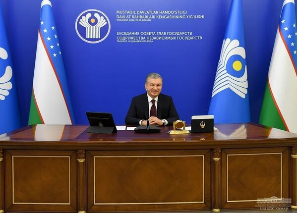 Президент Узбекистана Шавкат Мирзиёев во время онлайн-заседания Совета глав государств СНГ в режиме видеоконференции. - Sputnik Узбекистан