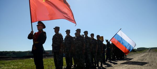 Участники российской и китайской команд на церемонии закрытия международного конкурса Отличники войсковой разведки - Sputnik Узбекистан